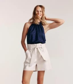 Bermuda Em Material Sintético Com Cinto Faixa Para Amarração Off White