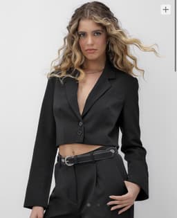 Blazer cropped alfaiataria gola tailleur preta 